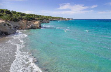Apulia 'nın en güzel kıyıları: Torre Sant' Andrea, Otranto, İtalya (Lecce). Salento 'nun tipik kıyı şeridi: Punticeddha plajı manzarası. Kayalıklı deniz manzarası, kayalık kemer ve deniz yığınları.