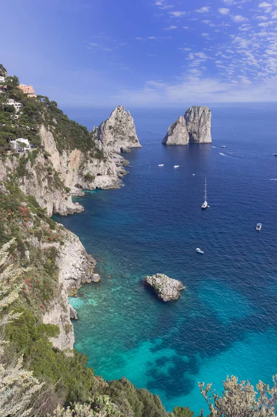 有名なファラリアオーニ岩のパノラマビューは イタリアのカプリ島のほとんどの訪問旅行アトラクション 夏の晴れた日に紺碧の海と美しい楽園の風景 — ストック写真