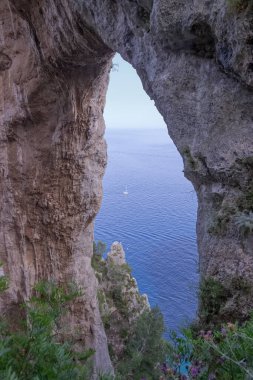 Capri, İtalya 'daki doğal kemer. Capri adasındaki sahil yolundan fil şeklindeki doğal kemere bakan bir manzara..