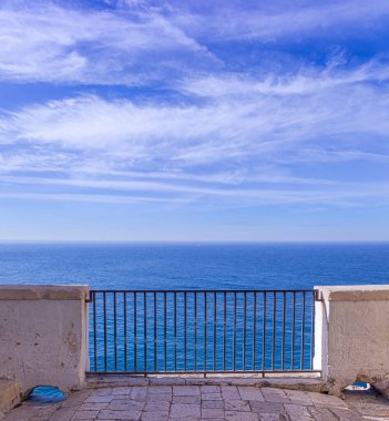 Polignano 'daki Ufuk Denizi' nin balkonundan manzara, bir Mare kasabası, Apulia, 