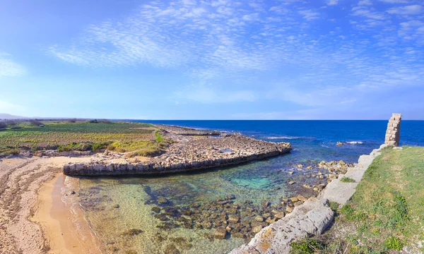 Typowa Plaża Apulia Która Zamienia Klify Piaszczyste Zatoczki Włoszech Prawej — Zdjęcie stockowe