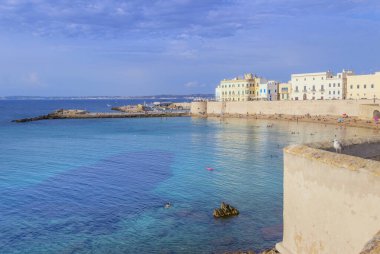  Salento, Apulia 'daki Püriten Plajı. Gelibolu 'nun tarihi merkezinin plajı. Adını 17. yüzyıldan kalma Aziz Maria della Purit kilisesinden alıyor..