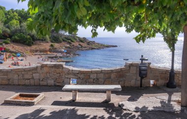 Marina San Gregorio, bozulmamış deniz yatakları, mavi deniz ve kayalık kıyılarıyla, Pat 'in Salento, Apulia (İtalya) kıyı şeridi boyunca harika bir manzara sunar.).