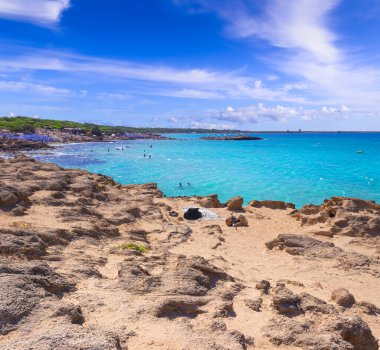 Punta della Suina Sahili, Salento, Apulia. İtalya. Etrafı Akdeniz çalıları ve çam ormanlarıyla çevrili. İki küçük kumlu koy ve neredeyse kıyılarla ayrılmış küçük bir adacık var..