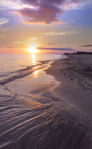 해변의 모래가 해안을 이루고 해변은 이탈리아 아풀리아의 지역에서 매력적 — 스톡 사진