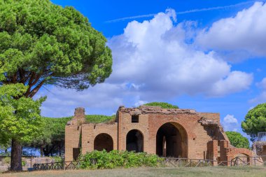 İtalya 'da Civitavecchia yakınlarındaki Taurine Hamamları manzarası. Trajan Hamamları olarak da bilinir ve Güney Etrurya 'nın en önemli Roma termal komplekslerinden biridir..