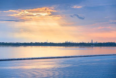 Venedik Gölünün üzerindeki alacakaranlık: Venedik Lidosu 'nun dalgalı su manzarası.