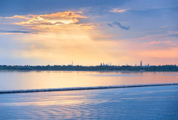 Venedik Gölünün üzerindeki alacakaranlık: Venedik Lidosu 'nun dalgalı su manzarası.