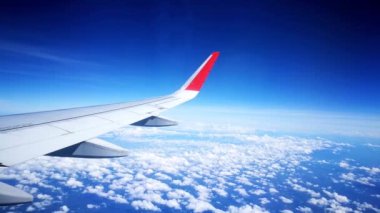 Bulutların üzerinde uçan uçak kanadı