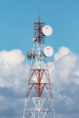 Telekomünikasyon televizyon antenleri bulutların ve mavi gökyüzünün arka planında. İspanya