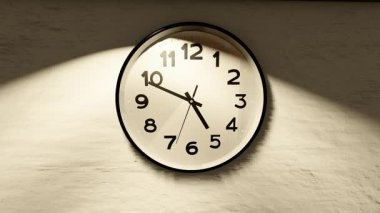 Saatin hızlandırılmış elleri duvara dayanıyor.