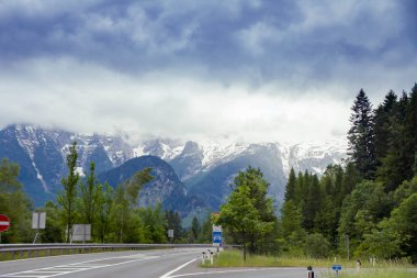 Alps, Avusturya alp ile güzel manzara. Bulutlu bir günde karla kaplı dağlar doruklarında