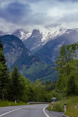 Alps, Avusturya alp ile güzel manzara. Bulutlu bir günde karla kaplı dağlar doruklarında