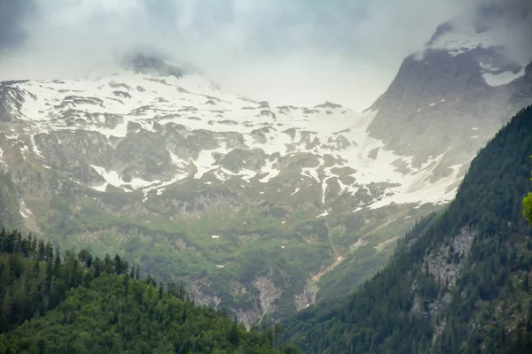 Alpes, Austria Hermoso paisaje con Alp. Picos montañosos cubiertos de nieve en un día nublado —  Fotos de Stock