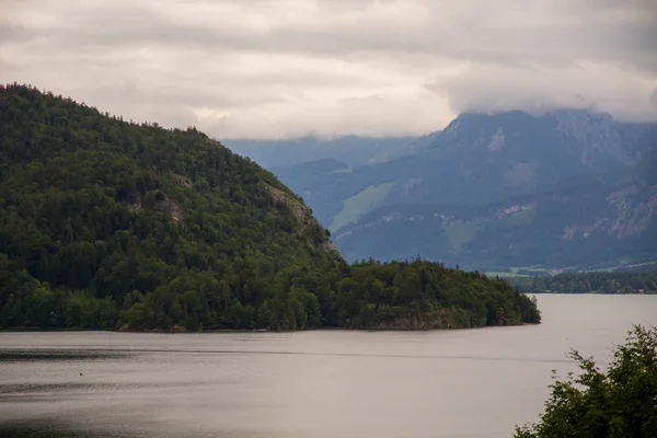 Calme journée nuageuse sur le bord du lac d'Attersee avec des montagnes en arrière-plan à la fin de l'été. lac Attersee dans le Salzkammergut autrichien — Photo