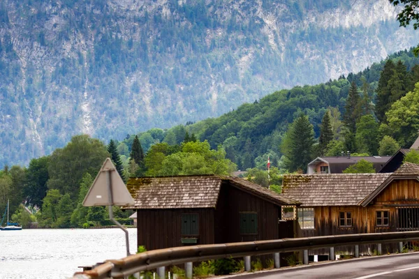 Ruhiger bewölkter Tag am Attersee mit Bergen im Hintergrund im Spätsommer. Attersee im österreichischen Salzkammergut — Stockfoto