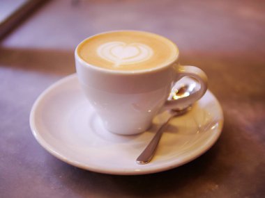 Bir bardak kapuçino ve şablon.