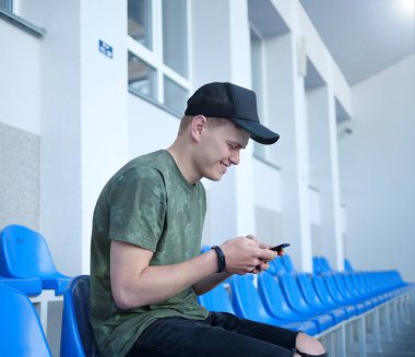 Mutlu adam telefonunu kontrol