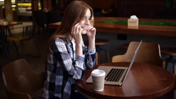 Menina Bonita Falando Telefone Sorrindo — Vídeo de Stock