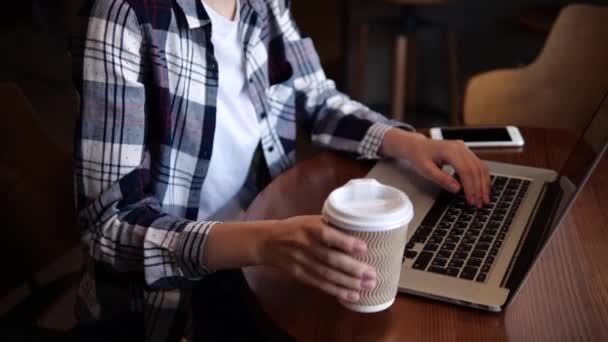 Schönes Mädchen Trinkt Kaffee Und Arbeitet Computer — Stockvideo