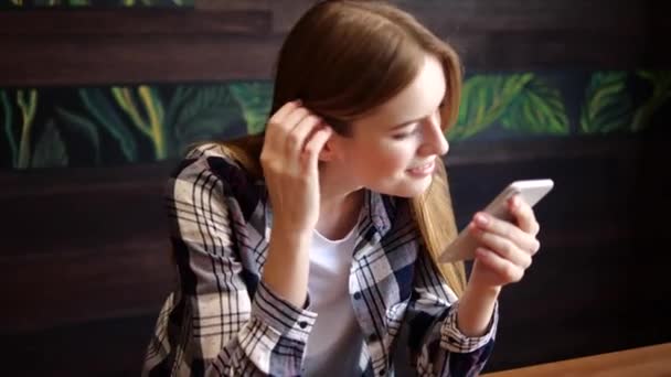 Ein Schönes Mädchen Schreibt Telefon Und Lächelt — Stockvideo