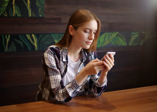 Красивая Девушка Телефоном Кафе Пишет Сообщение — стоковое фото