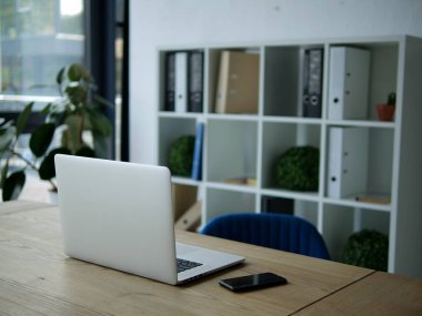 Dizüstü ve masaüstü arka planını bookshelf telefonla