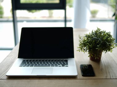 Laptop ve ahşap bir eski masa telefonu