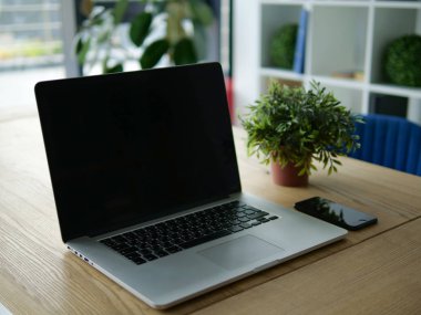 Laptop ve ahşap bir eski masa telefonu