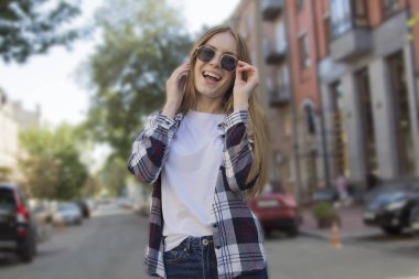 Logo veya rahat kentsel tarzı tasarım alanı olan beyaz boş t-shirt ile güzel kadın modeli