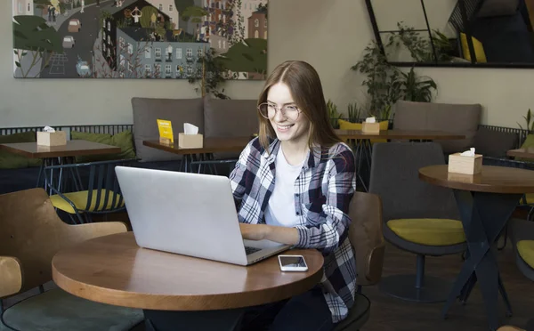 Красивая Девушка Сидит Кафе Работает Ноутбуком — стоковое фото