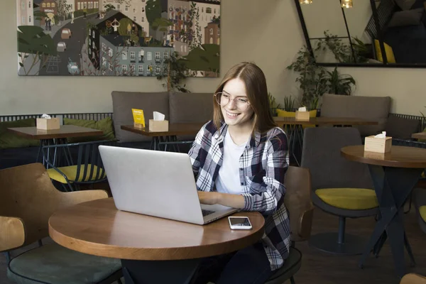 Menina Bonita Sentada Café Trabalhando Atrás Laptop — Fotografia de Stock