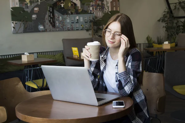 Vacker Flicka Sitter Ett Café Och Arbetar Bakom Laptop — Stockfoto