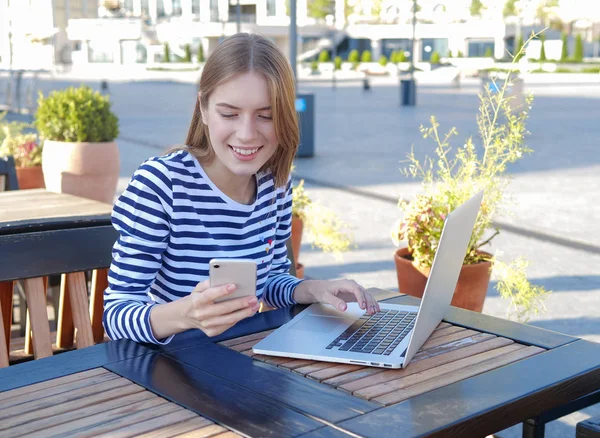 Krásná Dívka Funguje Notebooku — Stock fotografie