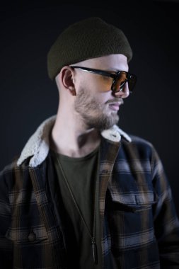 Sakallı hippi yakışıklı erkek modeli