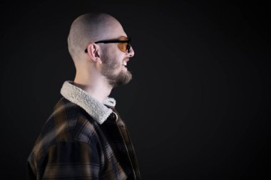 Sakal gülümseyen hipster yakışıklı erkek modeli