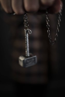 Hipster yakışıklı erkek model çekiç ile