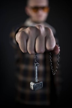 Hipster yakışıklı erkek model çekiç ile