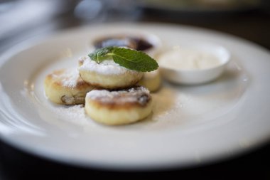 süzme peynirli reçelli krep.