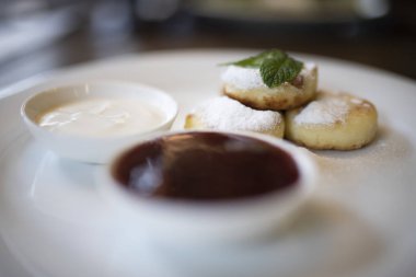 süzme peynirli reçelli krep.