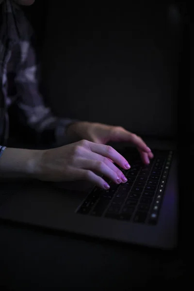 Mãos com laptop na noite pressionando botão — Fotografia de Stock