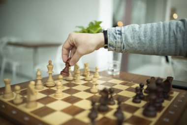 Satranç oynayan adam. İş stratejisi ve taktiği kavramı