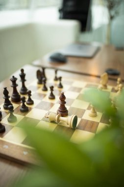Satranç tahtasındaki tahta satranç taşları, liderlik kavramı.