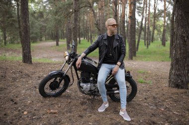 Sungla ile sakallı ve bıyıklı portre hipster genç adam