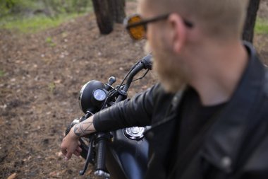 Sungla ile sakallı ve bıyıklı portre hipster genç adam