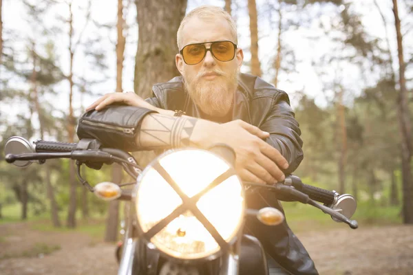 Portrait hipster young guy with a beard and mustache with sungla — Stock Photo, Image