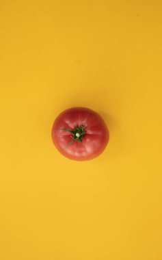 Parlak sarı arka plan üst görünüm düz olgun domates kadar yakın