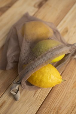 Meyve ile dikişsiz desen. Eski ahşap masada limon