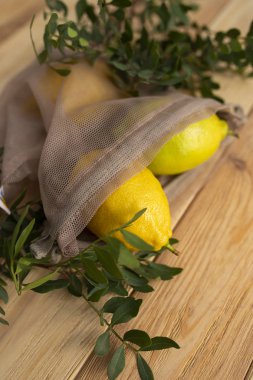 Meyve ile dikişsiz desen. Eski ahşap masada limon