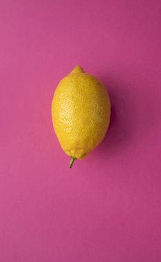 Meyve ile dikişsiz desen. Pembe arka planda limon. Tropikal